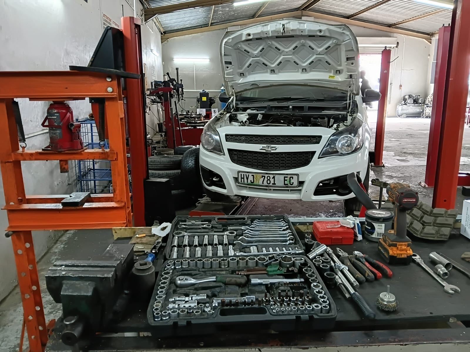 Engine bay service with full tool set in the Titan workshop