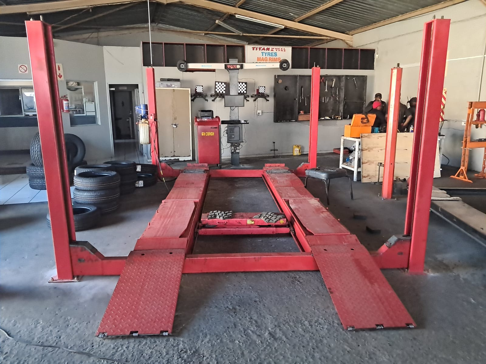 Titan Wheel and Tyre workshop with four-post alignment lift